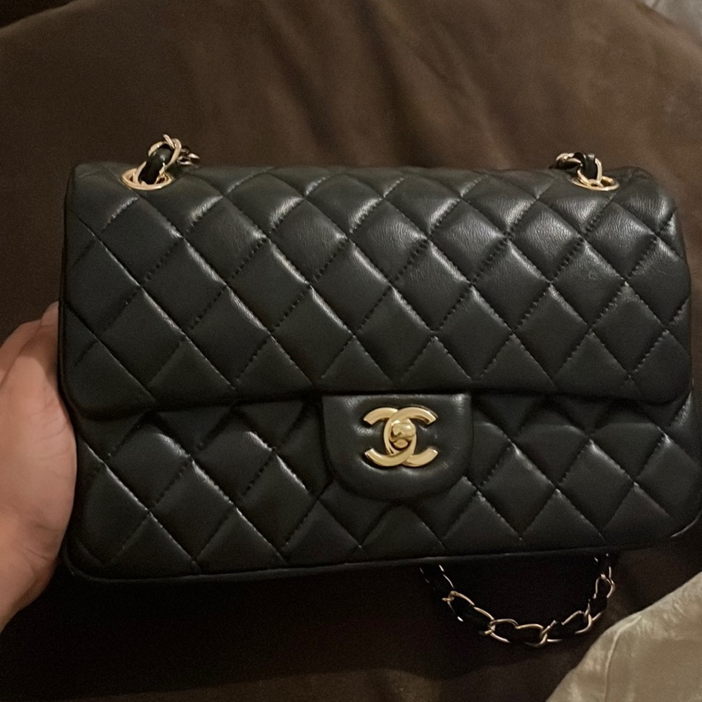 Chanel bag black leather with gold accent, timeless bag